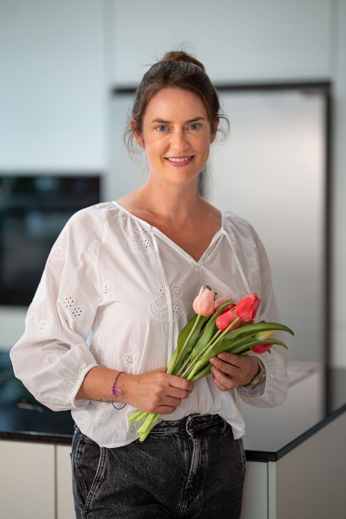 Catrina mit einem Strauß Tulpen